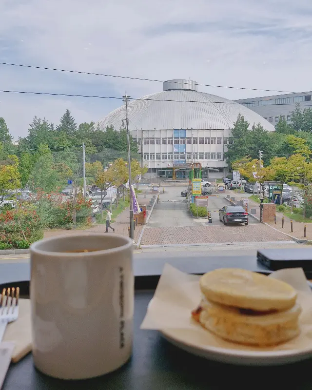 창밖 풍경과 함께 즐기는 커피와 디저트