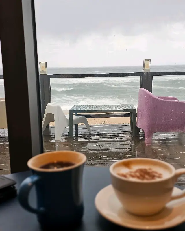 비 오는 날의 카페 풍경