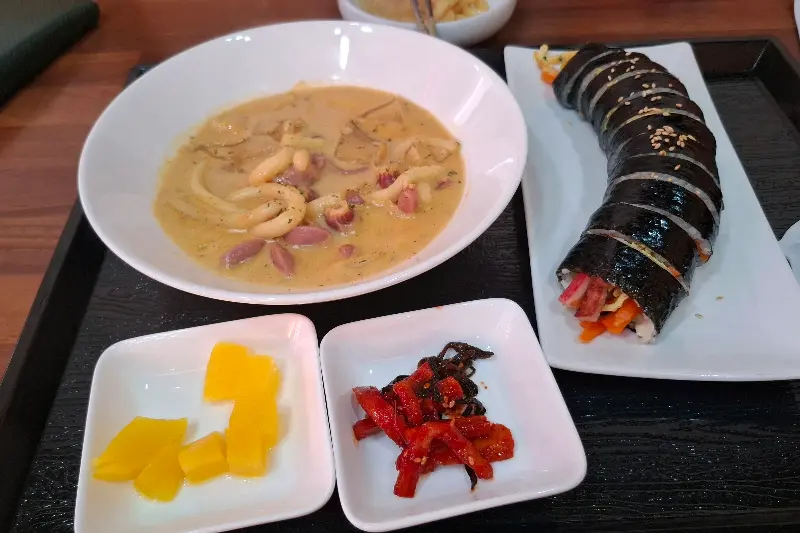 로제 떡볶이와 기본 김밥