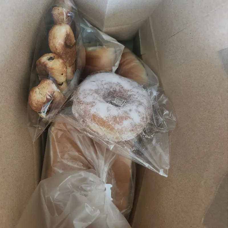 갓 구운 빵들이 담긴 종이 봉투