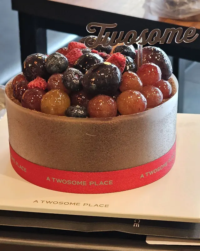 다양한 토핑이 올라간 케이크