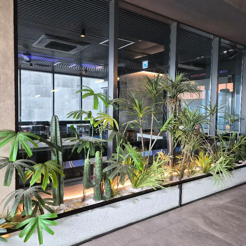 싱그러운 플랜테리어가 돋보이는 외관