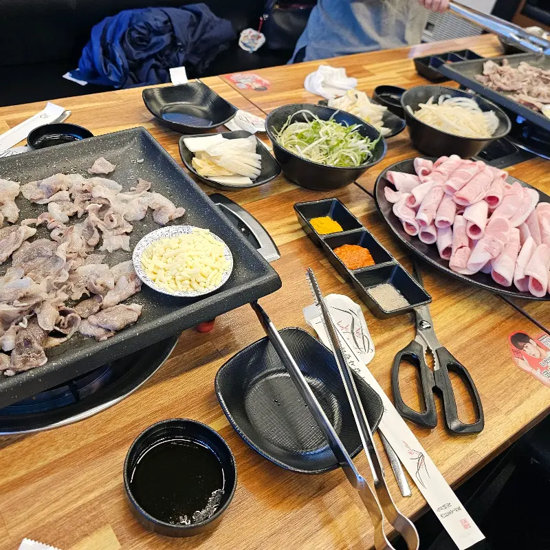 다양한 곁들임 채소와 고기