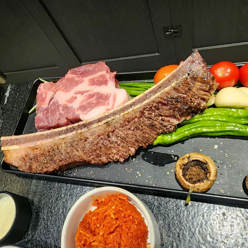 우대갈비와 곁들임 야채