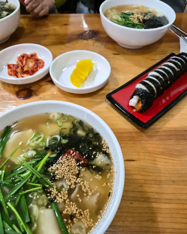 칼국수와 김치말이 김밥의 환상적인 조화