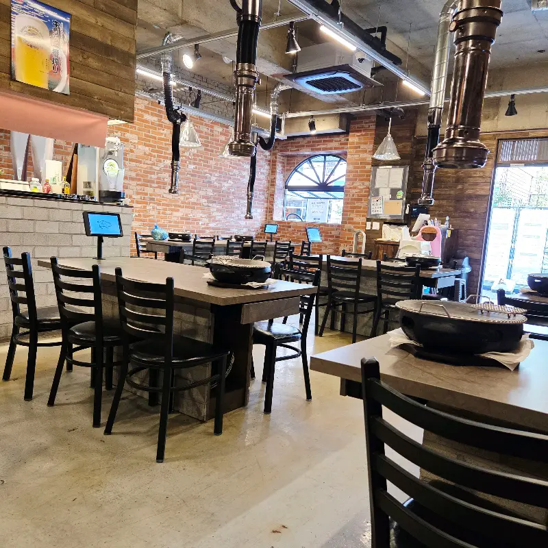 넓고 쾌적한 고깃집 내부