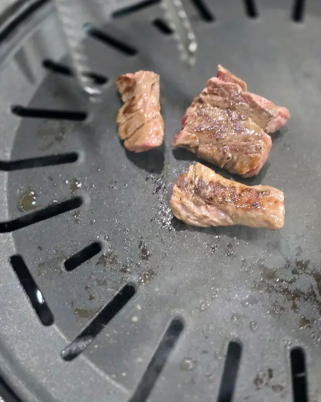 숯불 위에서 맛있게 익어가는 한우