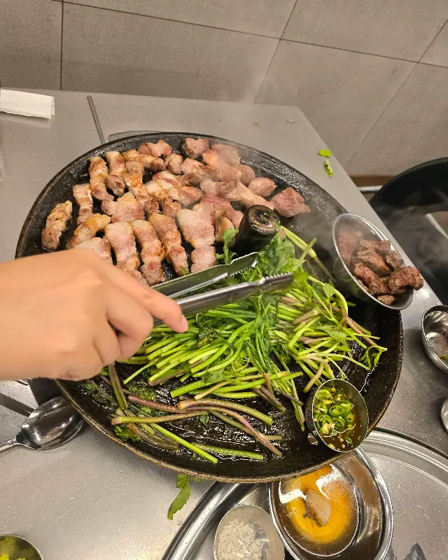 잘 구워진 목살과 미나리의 조화