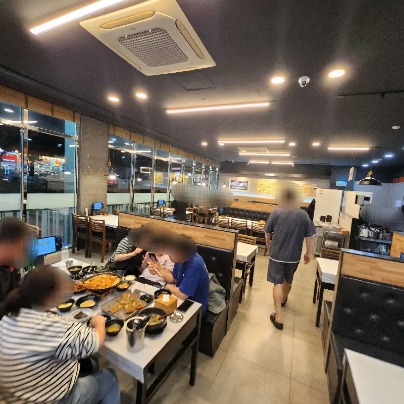 넓고 깔끔한 매장 내부