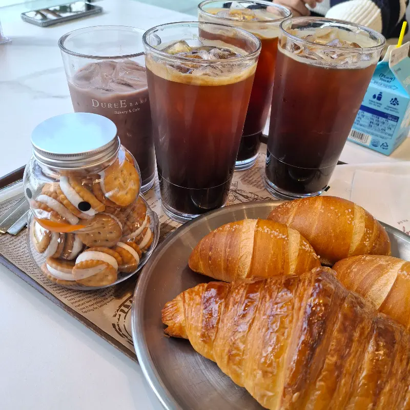 크루아상과 커피