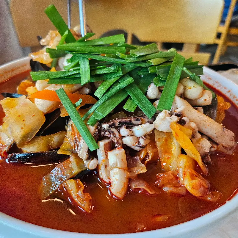 싱싱한 해산물이 듬뿍 들어간 짬뽕