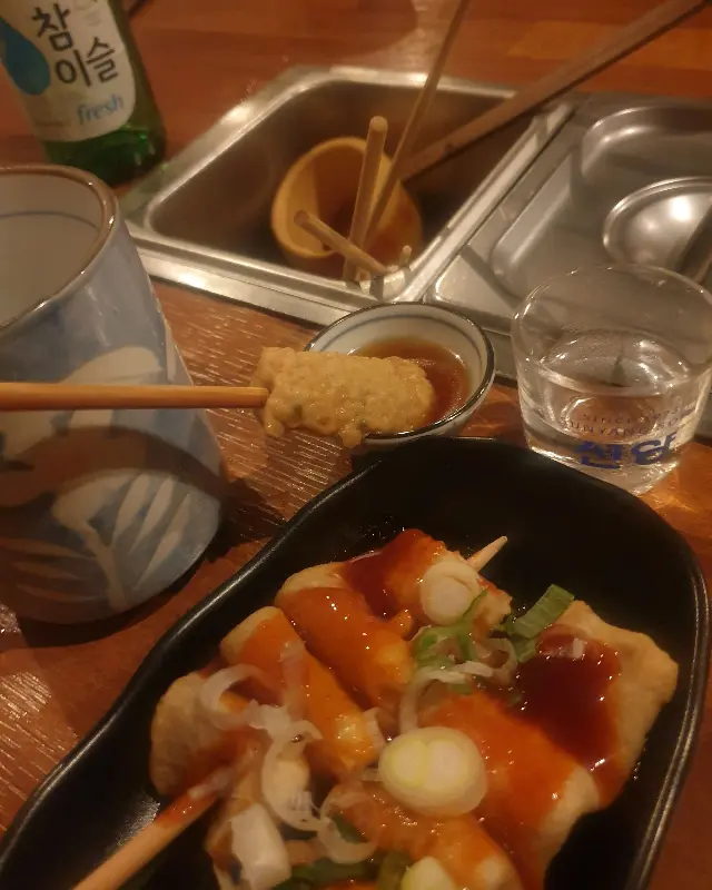 어묵을 간장에 찍어 먹는 모습