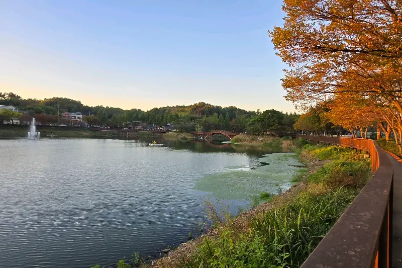 명덕호수 주변 산책로