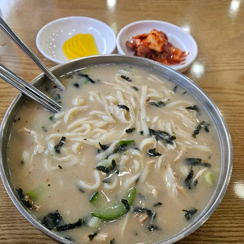 잘 익은 김치와 함께 먹는 칼국수