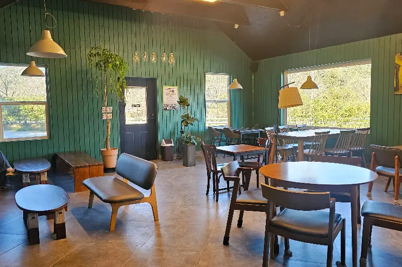 카페 내부 테이블 좌석