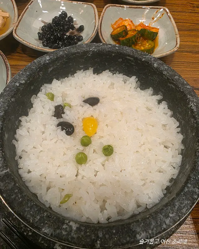 돌솥에 뜨거운 물을 부어 만든 구수한 누룽지