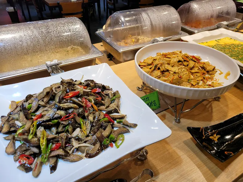 푸짐한 뷔페 음식