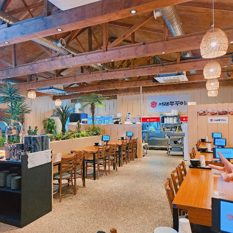 넓고 깔끔한 매장 내부