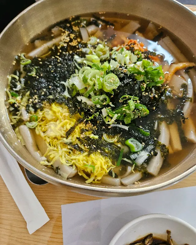 놋그릇에 담긴 메밀묵