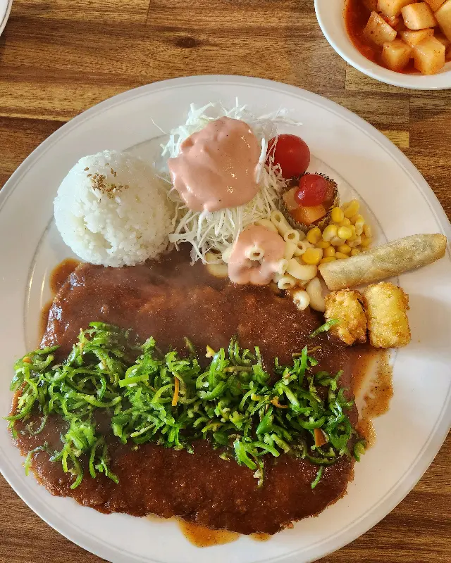 돈까스 정식의 푸짐한 구성