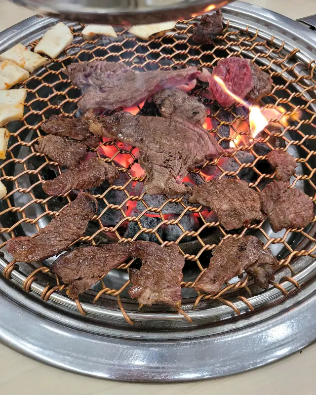 숯불 위에서 익어가는 한우