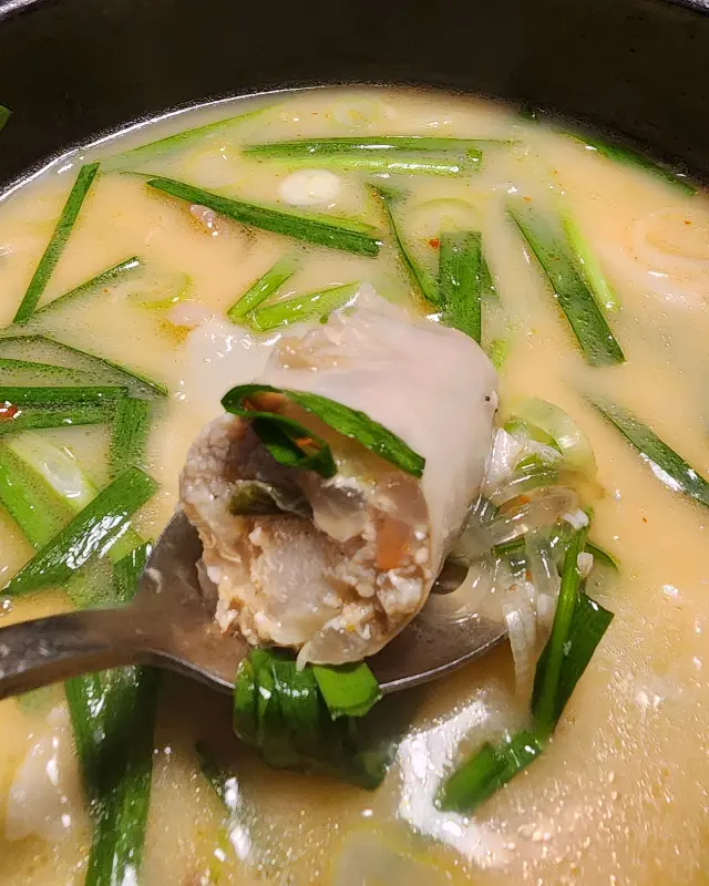 탱글탱글한 순대의 식감이 살아있는 수백당 국밥