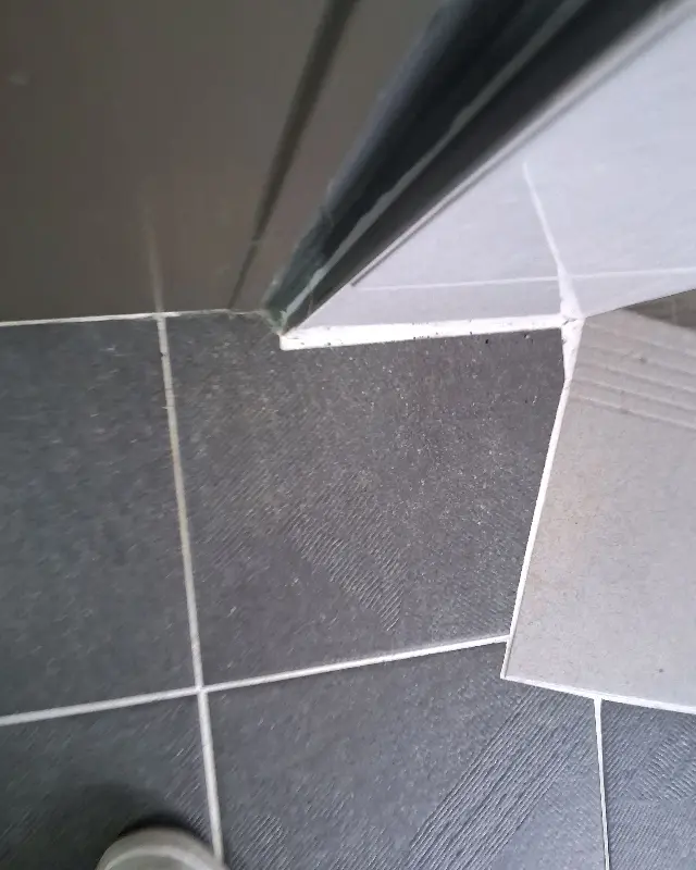 가게 내부 타일