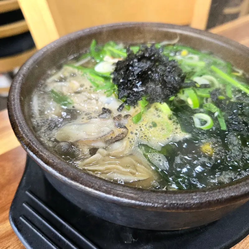 굴이 듬뿍 들어간 굴국밥