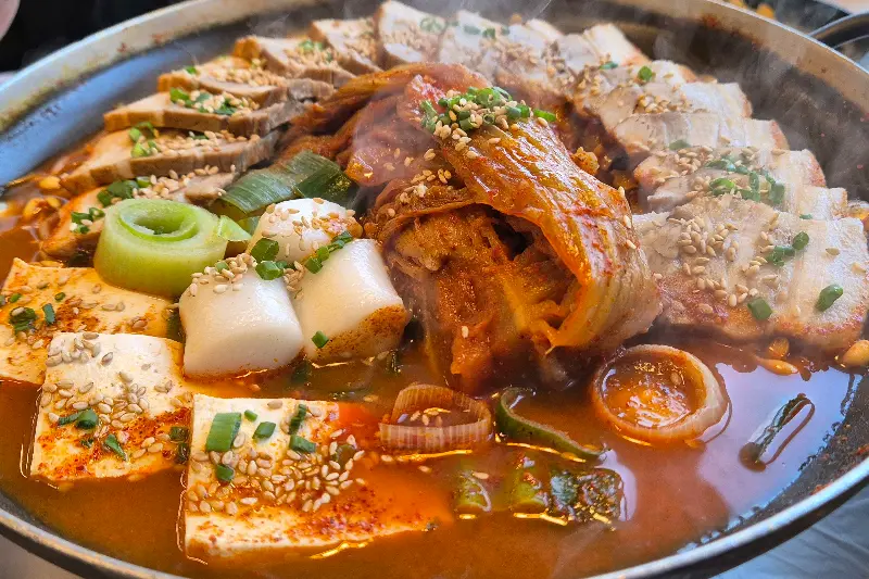 다양한 재료가 푸짐하게 들어간 김치찜