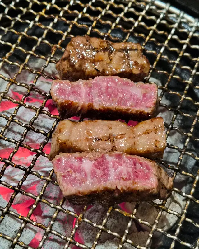 숯불에 구워진 소고기 단면