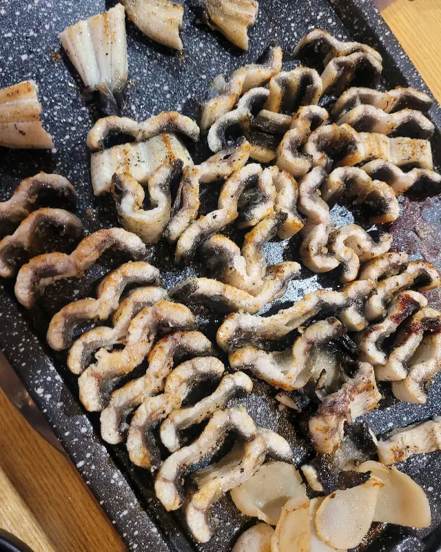 먹기 좋게 잘린 장어