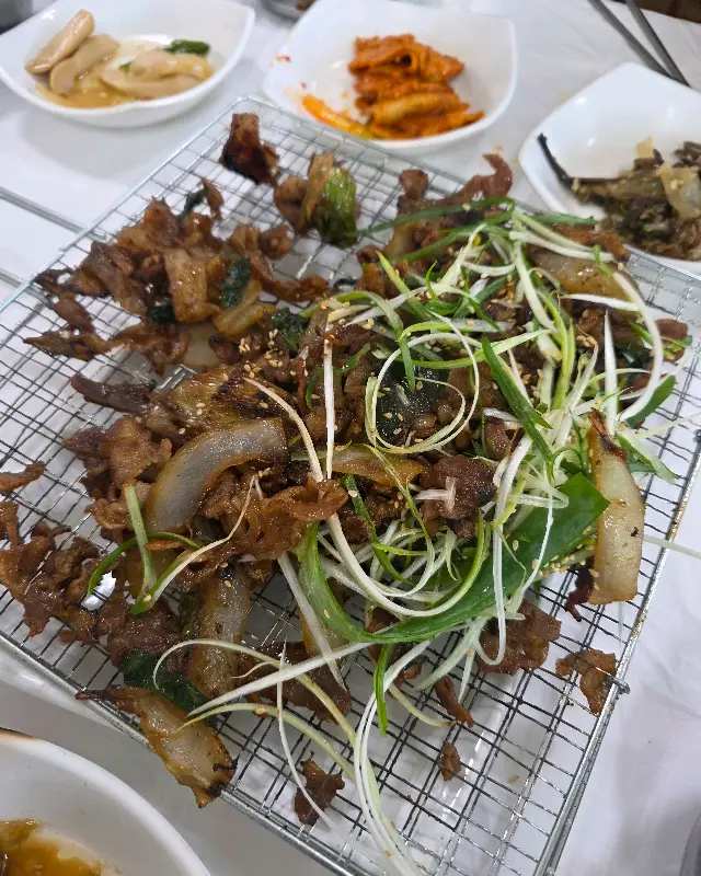 푸짐한 석쇠불고기와 다양한 밑반찬