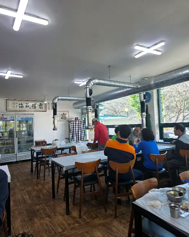 정겨운 분위기의 식당 내부