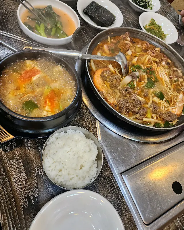 불고기낙지전골과 된장찌개가 함께 차려진 모습