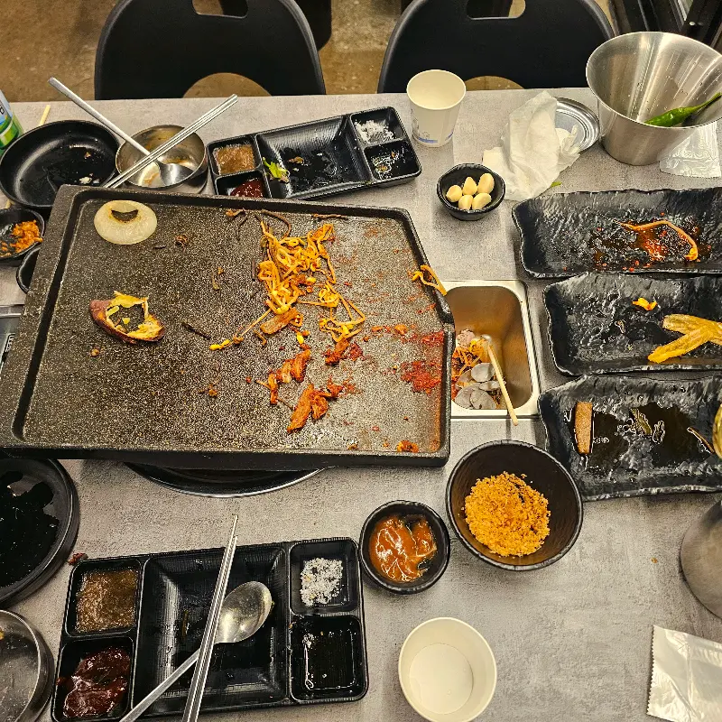 깔끔하게 비워진 불판