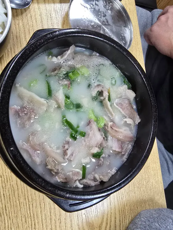 깔끔하고 넓은 매장 내부