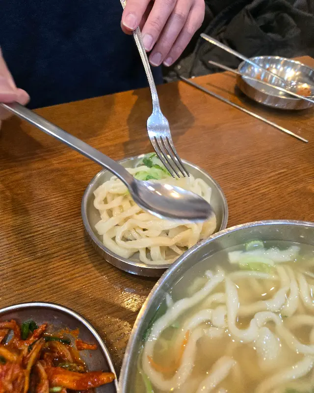 앞접시에 담겨진 칼국수
