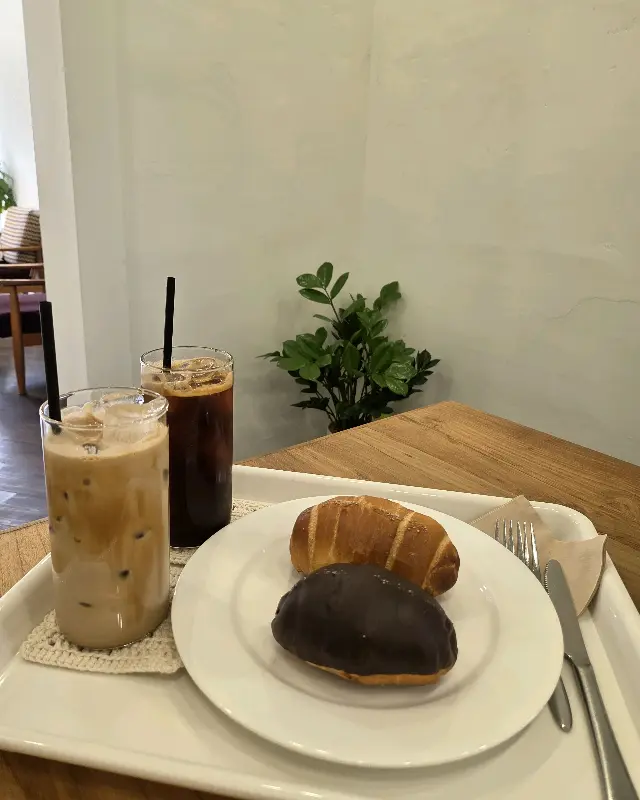 테이블에 놓인 음료와 빵