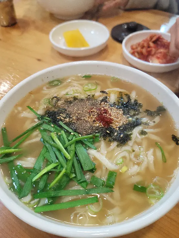 쑥갓이 듬뿍 올라간 칼국수