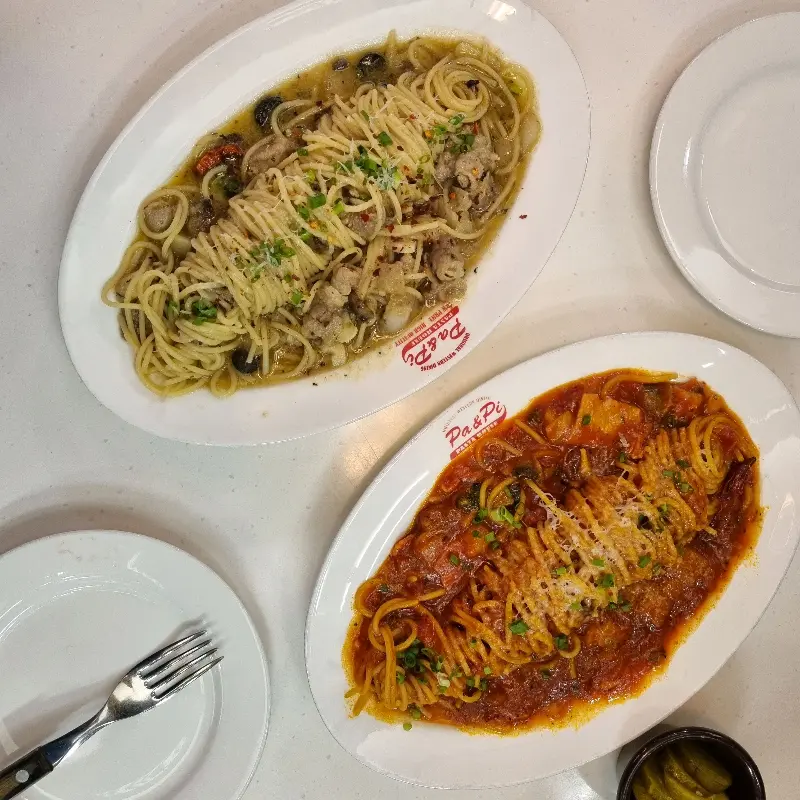 테이블 위에 놓인 두 종류의 파스타