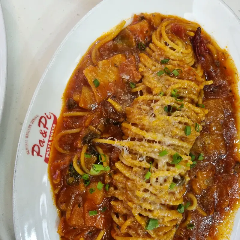 파스타 위에 파슬리가 뿌려져 있다.