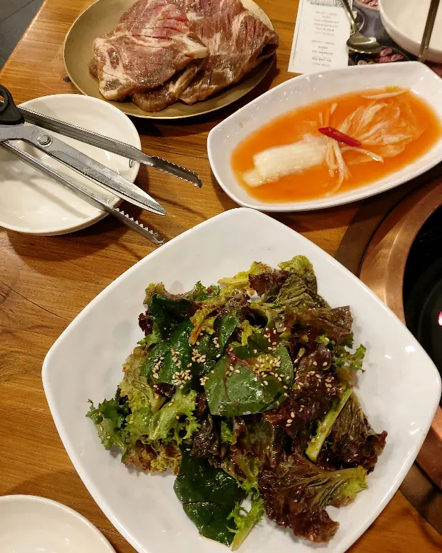 고기와 밑반찬 한 상 차림