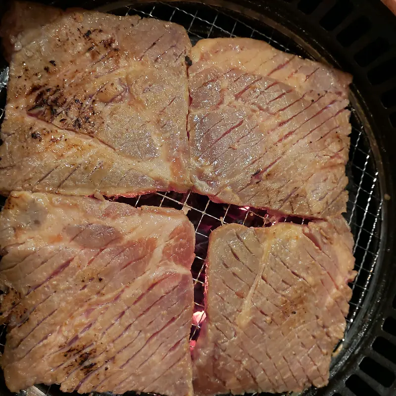 불판 위에서 구워지는 갈비
