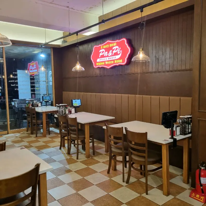 매장 내부에 놓인 테이블과 의자