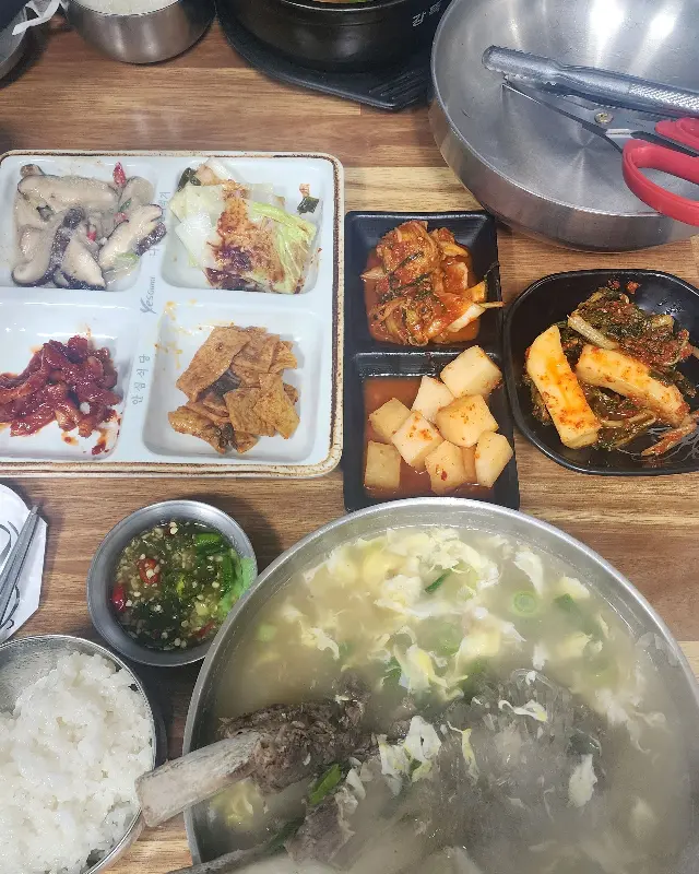 푸짐한 밑반찬과 왕갈비탕