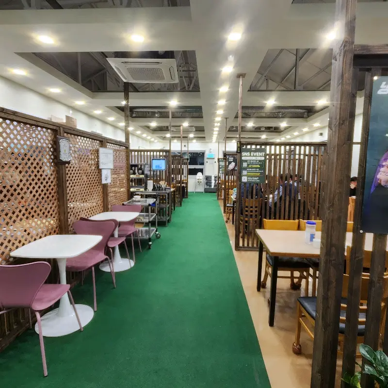 넓고 쾌적한 어구어 매장 내부