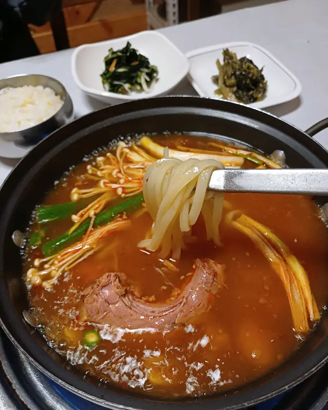 탕에 담긴 오리 고기