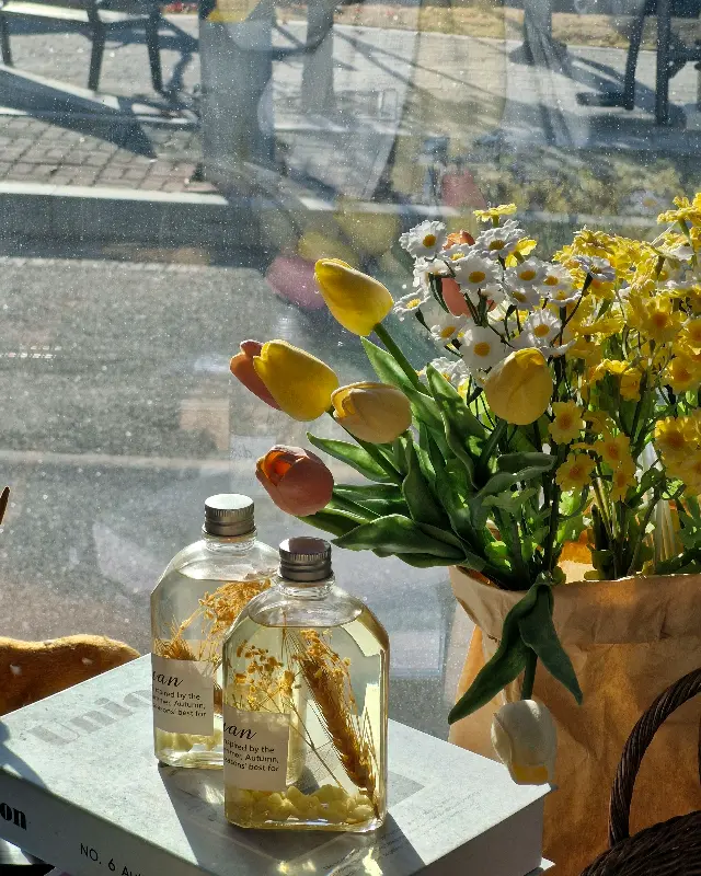 아기자기한 소품과 꽃 장식