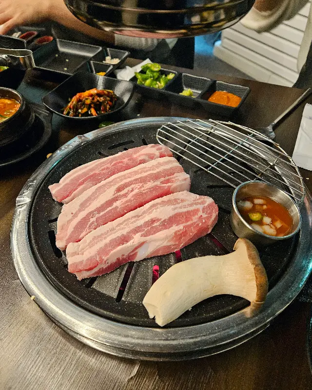 테이블 가득찬 밑반찬