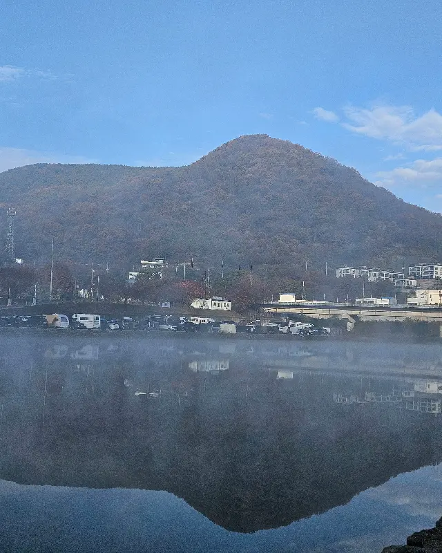 카페에서 바라본 탁 트인 자연 풍경